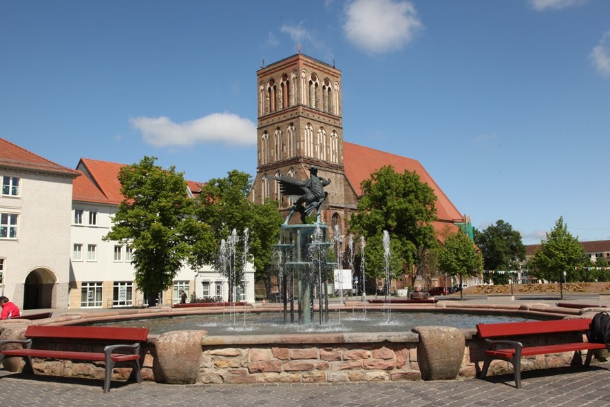 Anklamer Markt mit Springbrunnen // © Photo-Atelier Th. Wiencke Anklamer Markt mit Springbrunnen // © Photo-Atelier Th. Wiencke