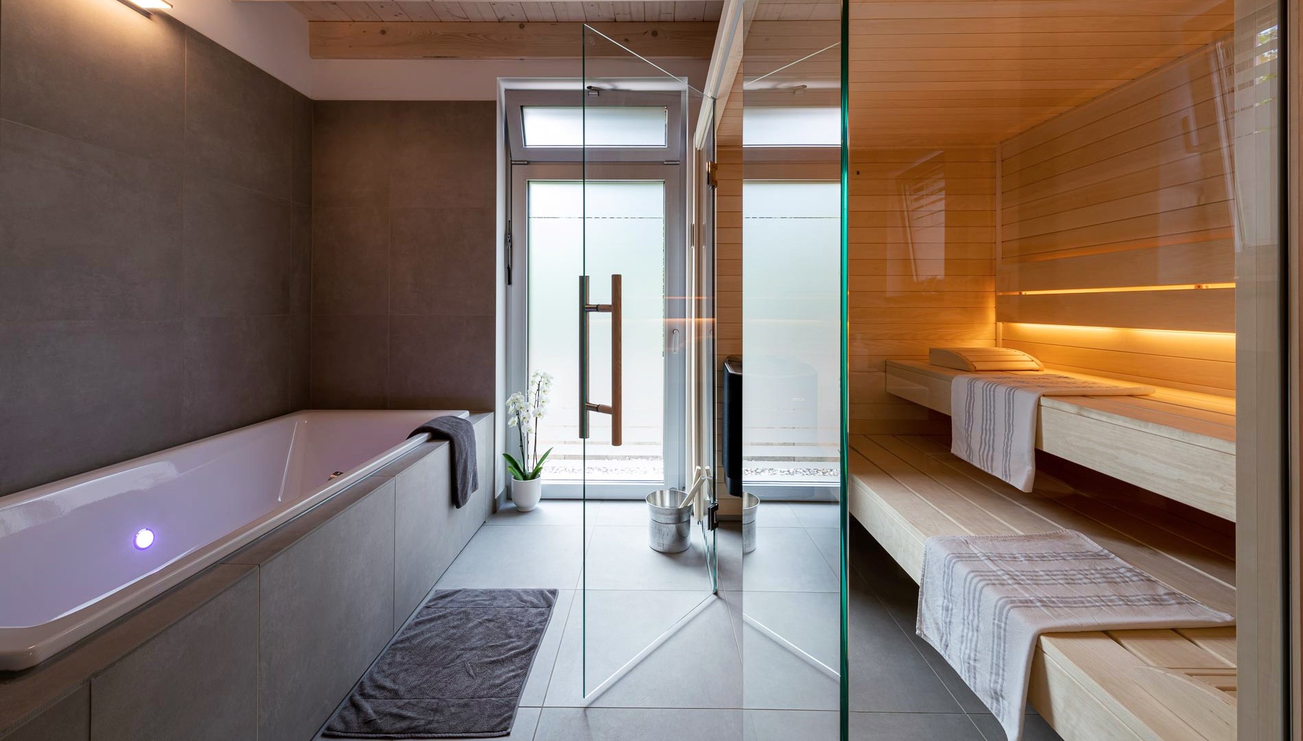 Eine Sauna und Badewanne im Bad des Ferienhauses