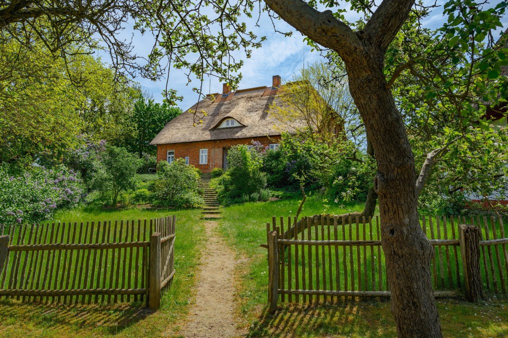 Freilichtmuseum Schwerin Mue&szlig; Garten Reetdachhaus, &copy; TMV/Tiemann