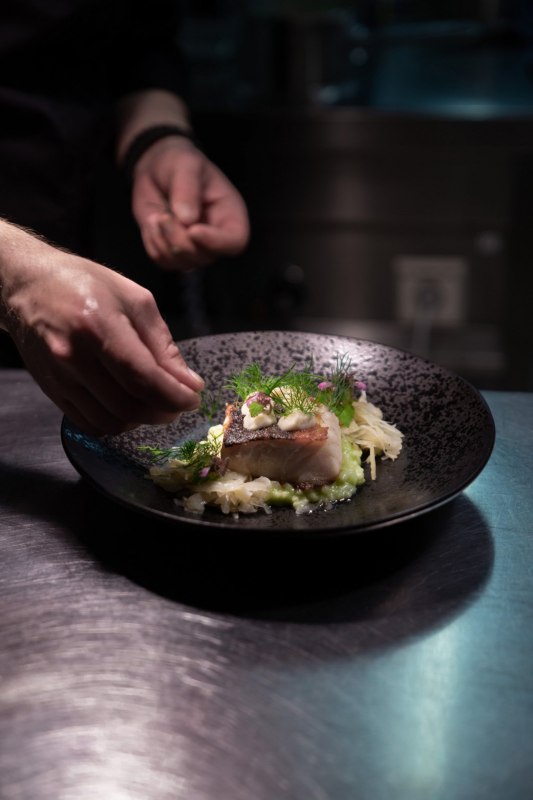 Genusswerkstatt Binz - Chef-kok Robert Schindler 'Mijn hand voor mijn product'. // &copy; Hotel Arkona Dr. Hutter eK
