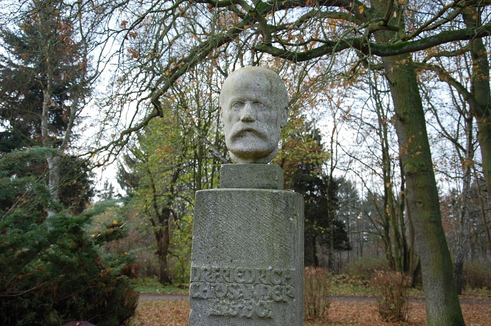 Die steinerne Büste Friedrich Chrysanders im nach ihm benannten Park. // © Gabriele Skorupski Die steinerne Büste Friedrich Chrysanders im nach ihm benannten Park. // © Gabriele Skorupski