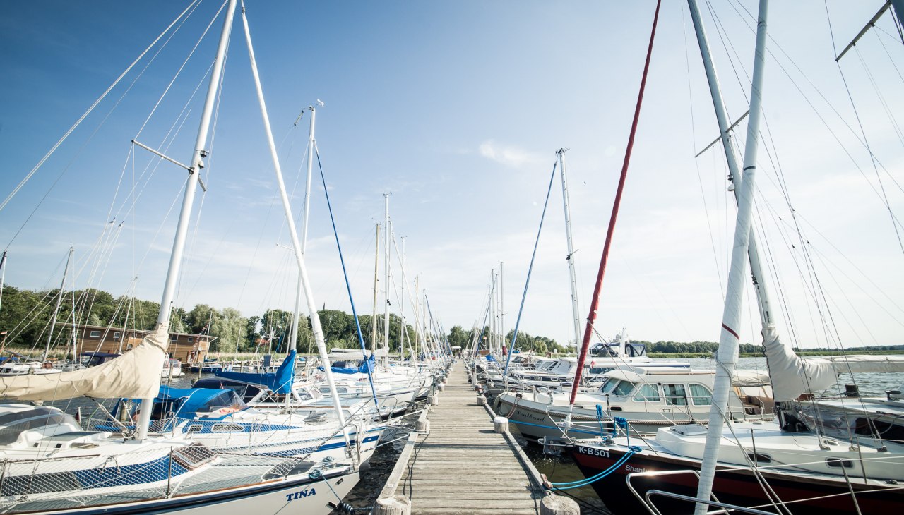 Steg mit Segelyachten, &copy; Naturhafen-Krummin GmbH