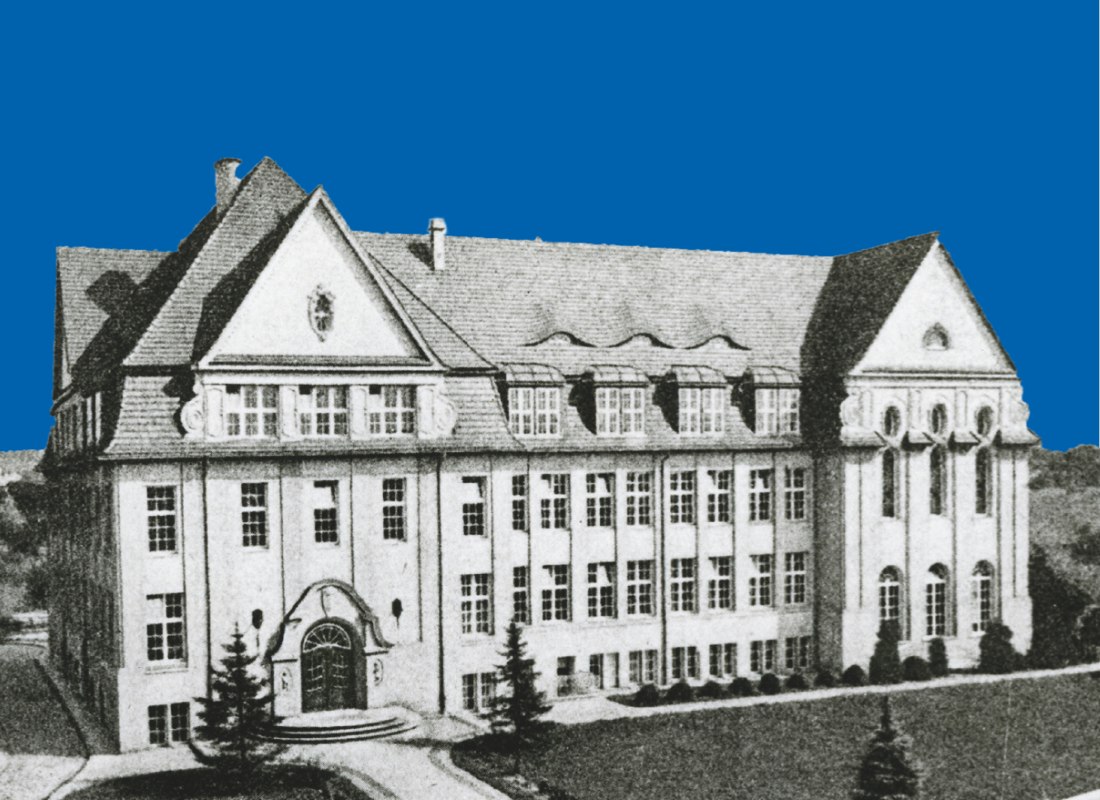 Das Schulgebäude des Lyzeums, heute Gotthold-Ephraim-Lessing-Gymnasium Neubrandenburg, in schwarz-weiß vor blauem Hintergrund. // © Vier-Tore-Stadt Neubrandenburg Das Schulgebäude des Lyzeums, heute Gotthold-Ephraim-Lessing-Gymnasium Neubrandenburg, in schwarz-weiß vor blauem Hintergrund. // © Vier-Tore-Stadt Neubrandenburg