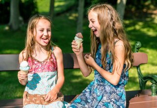 Kinder genießen ein Eis auf der Insel Usedom // © MV-T/Tiemann Kinder genießen ein Eis auf der Insel Usedom // © MV-T/Tiemann