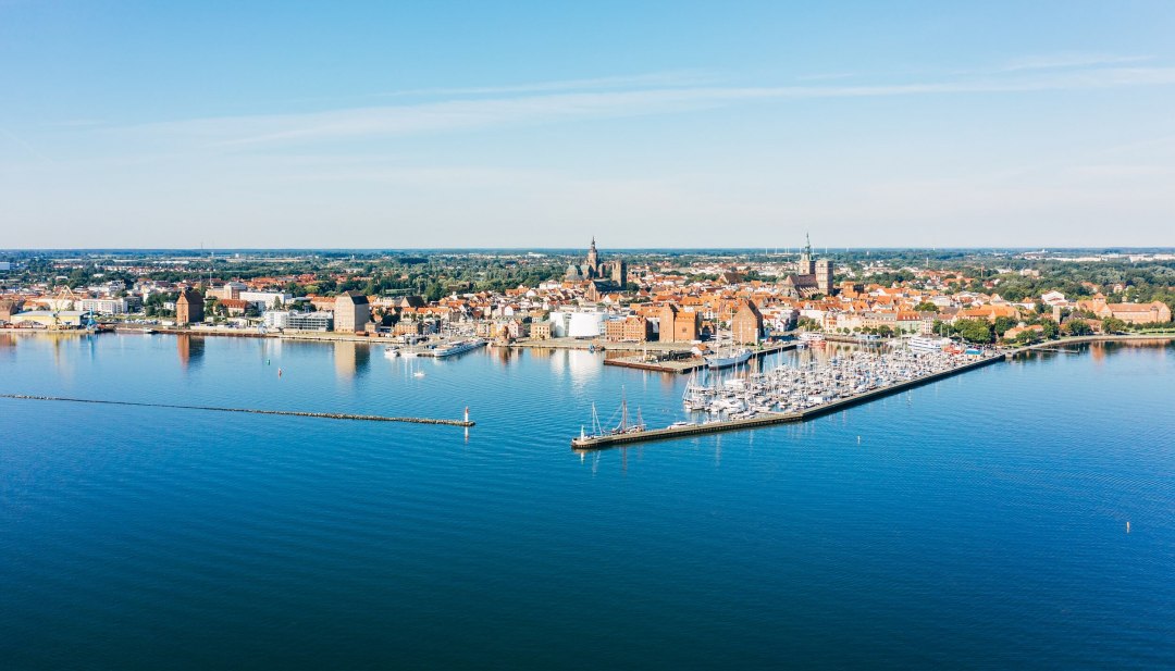 Am stimmungsvollsten nähert man sich per Fähre von Rügen. // © MV-T/Gänsicke Am stimmungsvollsten nähert man sich per Fähre von Rügen. // © MV-T/Gänsicke