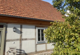 Stra&szlig;enfront mit wiederhergestellter Fensteraufteilung und alten Dachsteinen // &copy; Anne Lierow