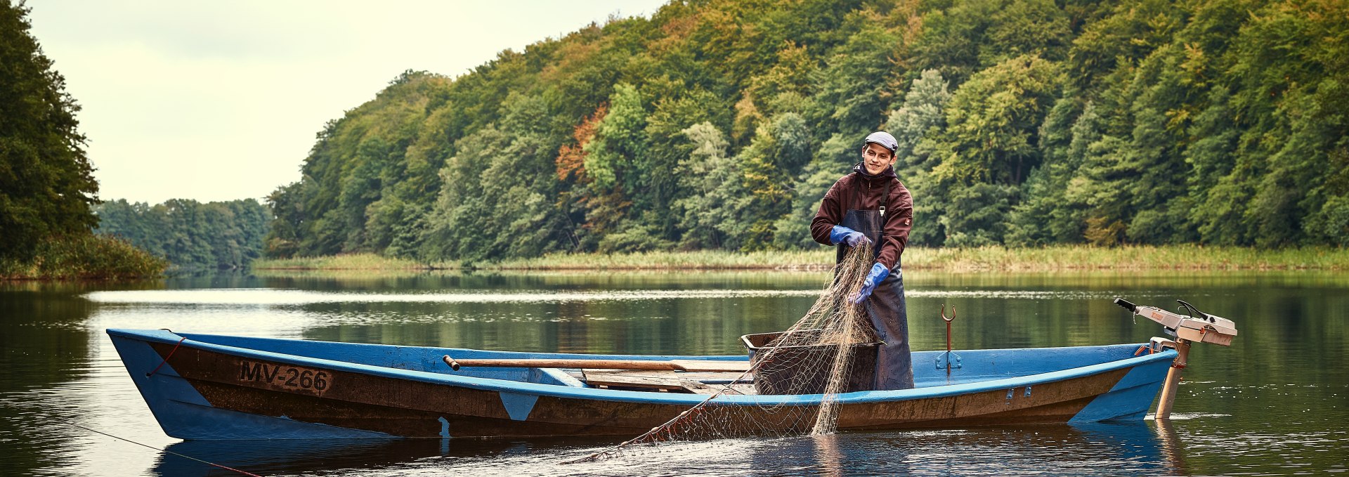 Fischer in der Mecklenburgischen Seenplatte zieht gerade seine Netze ein, © TMV/pocha.de