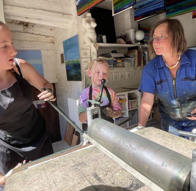 Jeder druckt sechs eigene Grafiken in unterschiedlicher Farbigkeit, &copy; Ute Laux