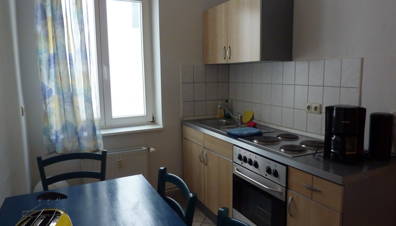 K&uuml;che mit Tisch und Waschschrank, &copy; Galina Diran