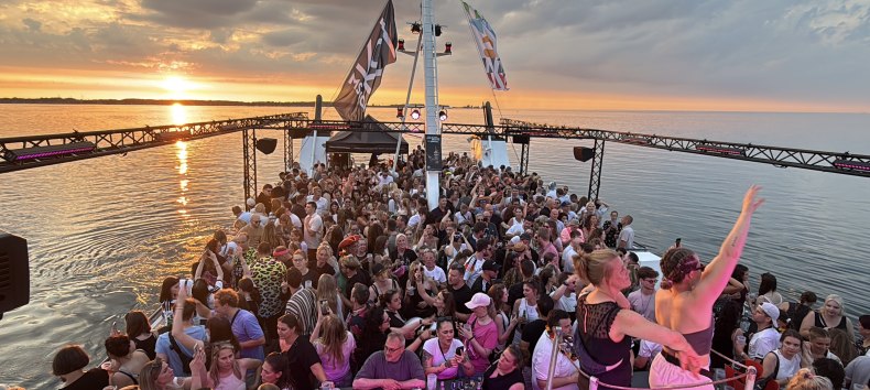 Party im Sonnenuntergang // © MS KOI Party im Sonnenuntergang // © MS KOI