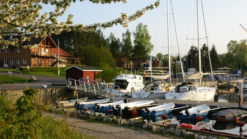 Ruhige und gut geschützte Liegeplätze für Ihr Boot // © Marina Neuhof/Schumacher Ruhige und gut geschützte Liegeplätze für Ihr Boot // © Marina Neuhof/Schumacher