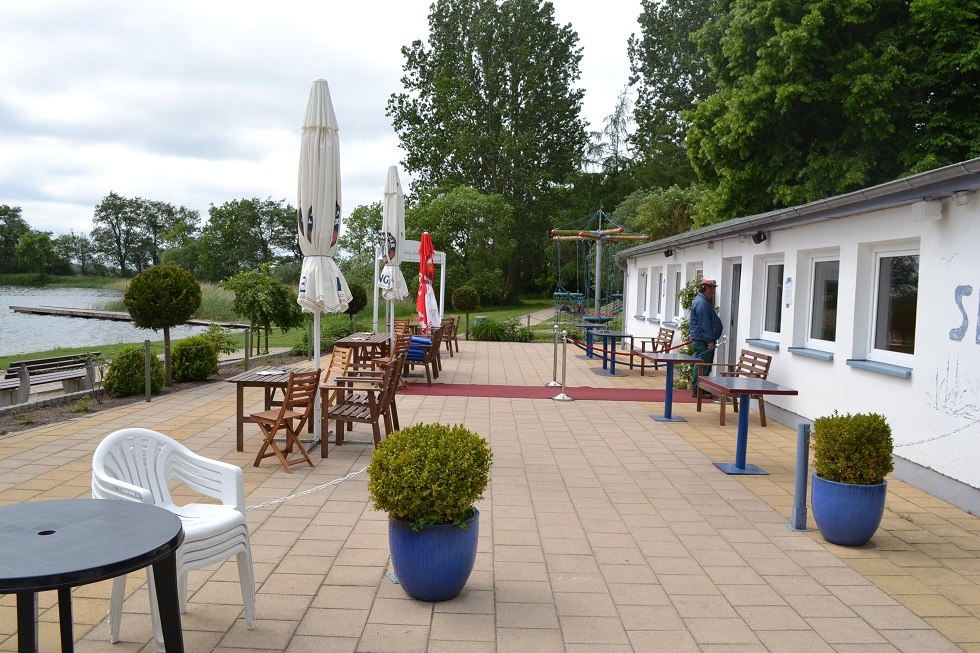 Blick auf die Terrasse und Badesteg, © Lutz Werner