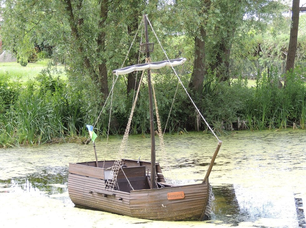 Zicht op de replica van de "Poeler Kogge" op de blusvijver, © Kurverwaltung Insel Poel Zicht op de replica van de "Poeler Kogge" op de blusvijver, © Kurverwaltung Insel Poel
