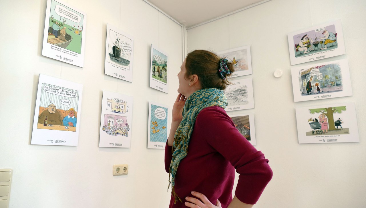 Schmunzelnde Besucherin in der Karikaturenausstellung „Glänzende Aussichten“., © D. Foitlänger, Biosphärenreservatsamt Schaalsee-Elbe Schmunzelnde Besucherin in der Karikaturenausstellung „Glänzende Aussichten“., © D. Foitlänger, Biosphärenreservatsamt Schaalsee-Elbe