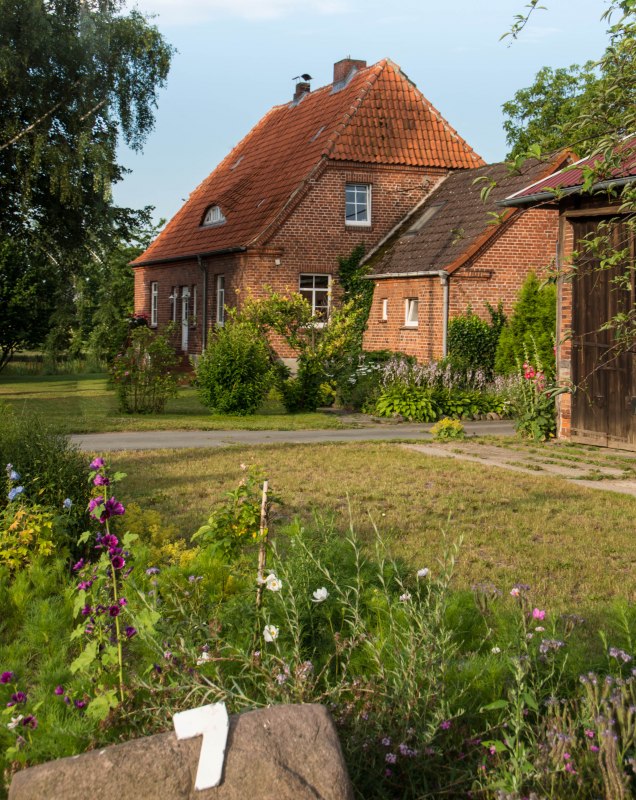 Genie&szlig;en Sie Kaffee & Kuchen in unserem sch&ouml;nen Backsteinhaus. // &copy; E. v. Randow