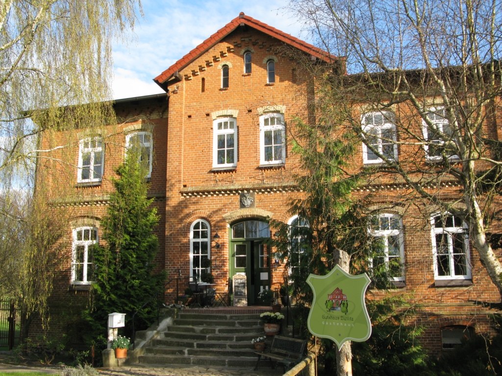 Eingang zum Gutshaus Zietlitz // © Andreas Libor Eingang zum Gutshaus Zietlitz // © Andreas Libor