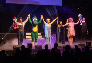 Der Cast von Hakuna Matata zusammen auf der Bühne. // © Whynot Events GmbH Der Cast von Hakuna Matata zusammen auf der Bühne. // © Whynot Events GmbH