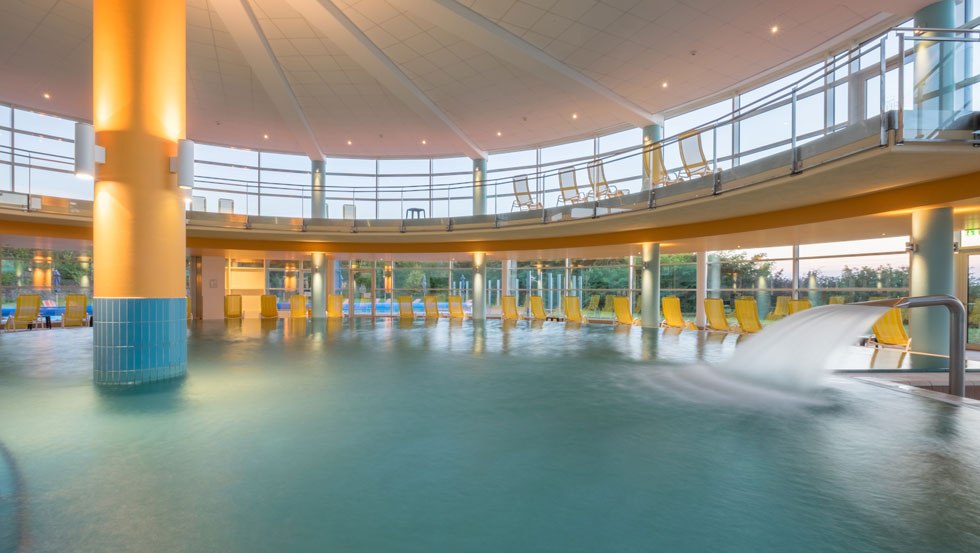 Gro&szlig;z&uuml;gige Badelandschaft mit Whirlpool und Sonnengalerie // &copy; Kurzentrum Waren (M&uuml;ritz)