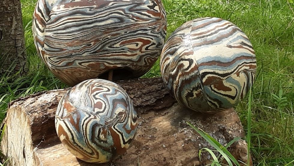 Kugeln mit 40,25 und 20 cm Durchmesser aus marmoriertem Ton, © Regina Lüdecke Kugeln mit 40,25 und 20 cm Durchmesser aus marmoriertem Ton, © Regina Lüdecke