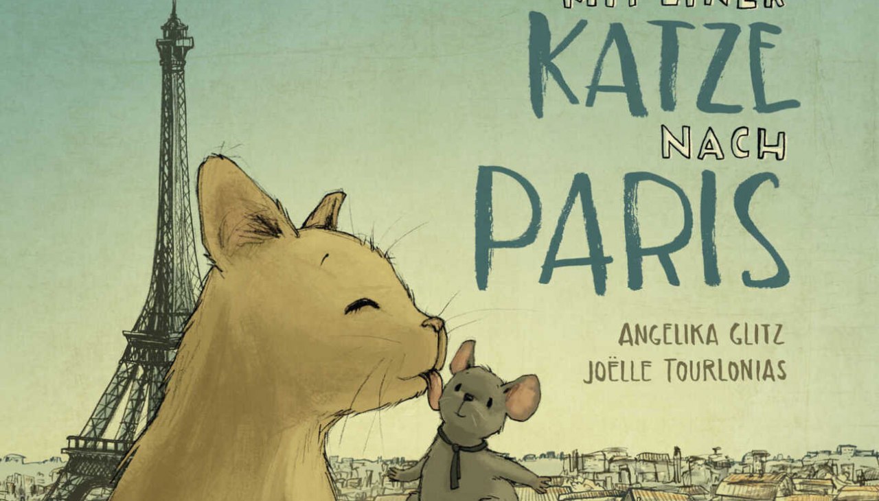 Eine Katze schleckt freundlich eine Maus ab. Im Hintergrund ist der Eifelturm zu sehen, sowie die D&auml;cher der Stadt Paris., &copy; Stadtbibliothek Stralsund
