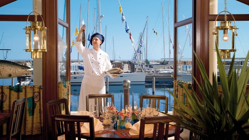 Eines von sechs kulinarischen H&ouml;hepunkten auf Hohe D&uuml;ne: das Fischrestaurant Newport Fisch // &copy; Yachthafenresidenz Hohe D&uuml;ne, www.hohe-duene.de