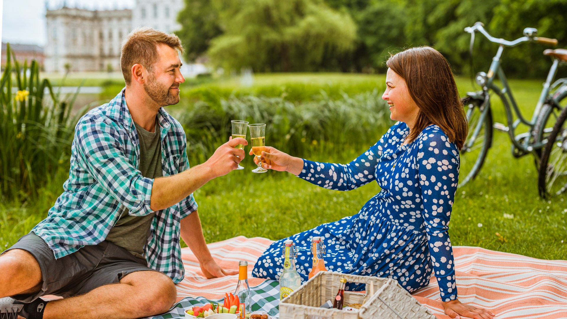 Schloss Ludwigslust macht sich pr&auml;chtig als Picknickkulisse. // &copy; MV-T/Tiemann