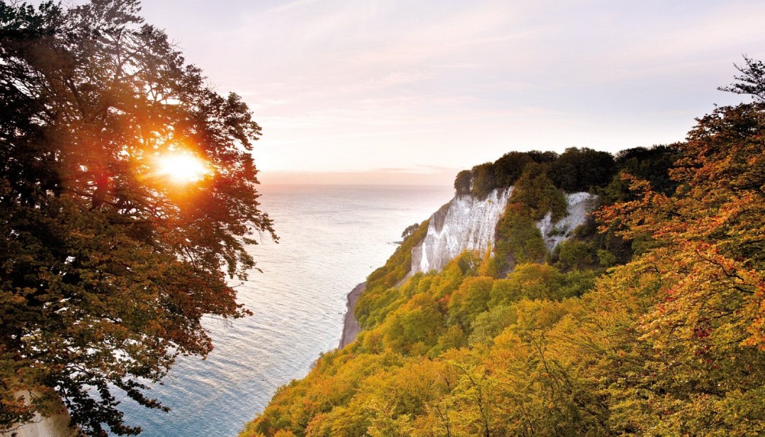 Idyllischer Sonnenaufgang am K&ouml;nigsstuhl - Teil des Bildbandes (Seite 102/103) // &copy; MV-T/Grundner