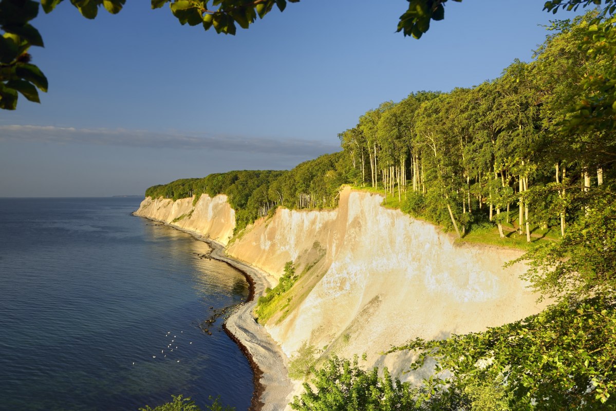 Wei&szlig;e Kreidew&auml;nde ragen steil &uuml;ber die Ostsee empor, gekr&ouml;nt von dichtem Buchenwald. Im Nationalpark Jasmund auf R&uuml;gen trifft UNESCO-Weltnaturerbe auf tiefblaues Wasser &ndash; ein Naturschauspiel, das den Atem stocken l&auml;sst. Hier verschmelzen Jahrmillionen Erdgeschichte mit der Weite des Horizonts. // &copy; Francesco Carovillano