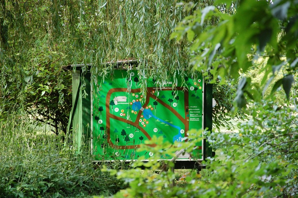 Borden geven uitleg over de natuurlijke cycli en de voordelen van bijen., &copy; Gabriele Skorupski