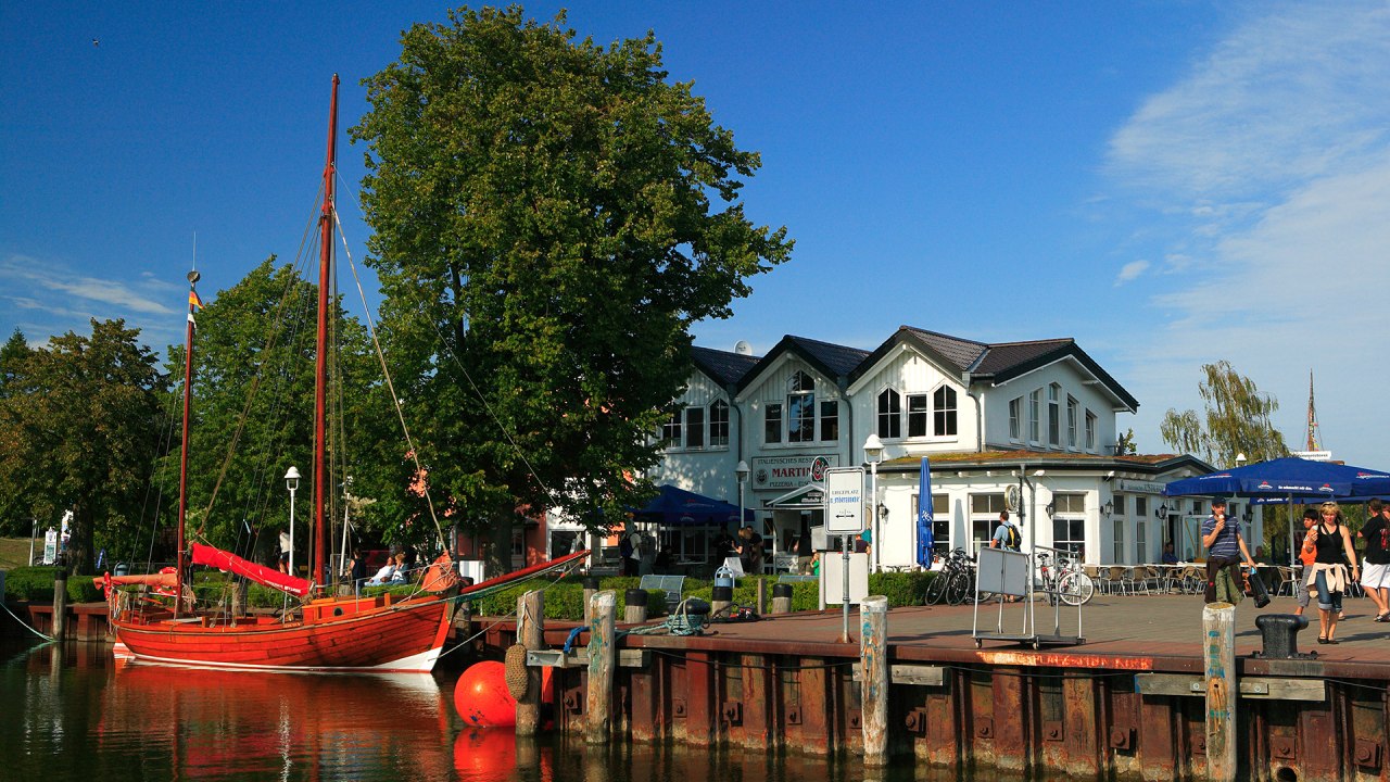 Maritimes Flair am idyllischen Hafen Zingst. // © Uwe_Engler Maritimes Flair am idyllischen Hafen Zingst. // © Uwe_Engler