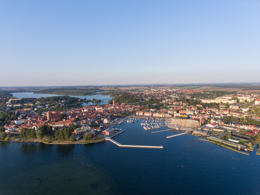 Hafenresidenz Waren (Müritz) –
Ihr exklusiver Rückzugsort am Warener Hafen, © K&K Ferienimmobilien GmbH & Co.KG Hafenresidenz Waren (Müritz) –
Ihr exklusiver Rückzugsort am Warener Hafen, © K&K Ferienimmobilien GmbH & Co.KG