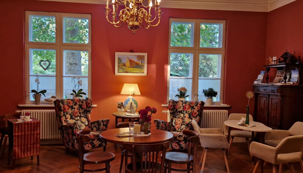 Roter Salon Café in het landhuis, © B. Siebenbürgen Roter Salon Café in het landhuis, © B. Siebenbürgen