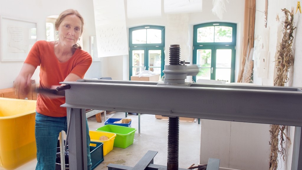 Handarbeit bei der Papierherstellung, &copy; MV Foto e.V. Fotografin: Anke Berger