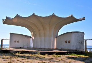 Musikpavillon Kurmuschel an der Sassnitzer Strandpromenade // &copy; Tourismuszentrale R&uuml;gen