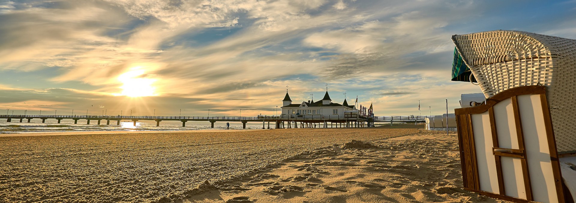 Geniet van de zonsopgang in een strandstoel. // &copy; MV-T/Pocha.de