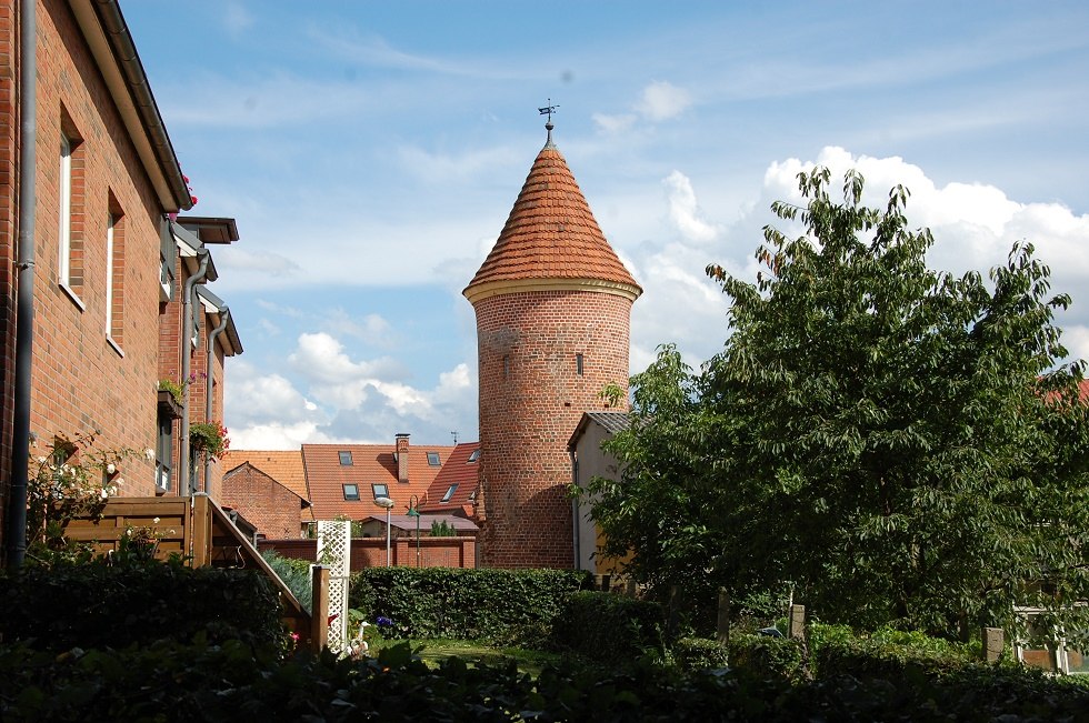 Der runde Backsteinturm ist Teil der mittelalterlichen Befestigungsanlage. // &copy; Gabriele Skorupski