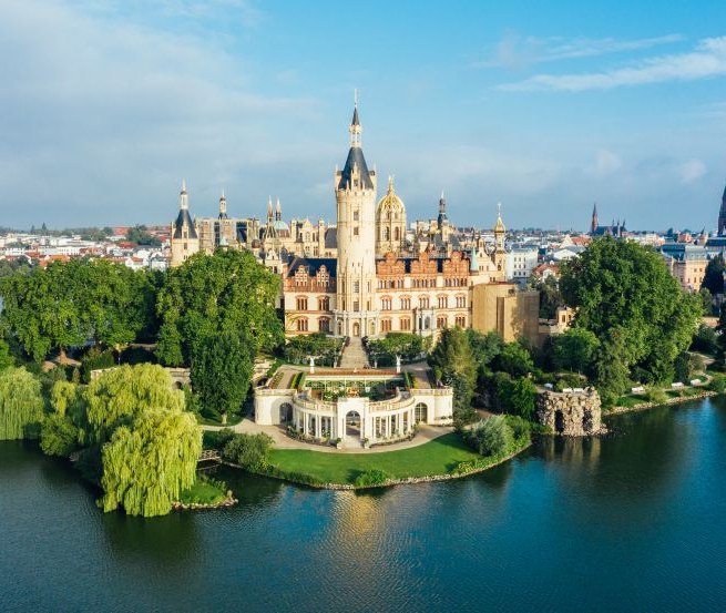 Das Schweriner Schloss tront als Wahrzeichen &uuml;ber die Landeshauptstadt Schwerin // &copy; MV-T/G&auml;nsicke