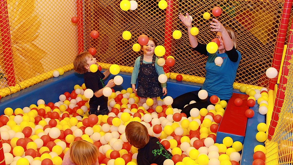 B&auml;llebad im Indoorspielplatz "Willy&acute;s Watthaus" // &copy; Ostseecamping Ferienpark Zierow KG