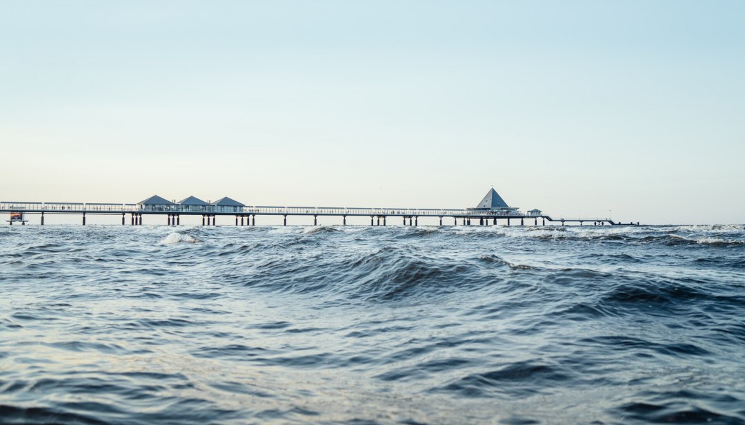 Vom Strand aus lässt sich die Gesamtlänge der Seebrücke in Heringsdorf überblicken. // © MV-T/Gänsicke Vom Strand aus lässt sich die Gesamtlänge der Seebrücke in Heringsdorf überblicken. // © MV-T/Gänsicke