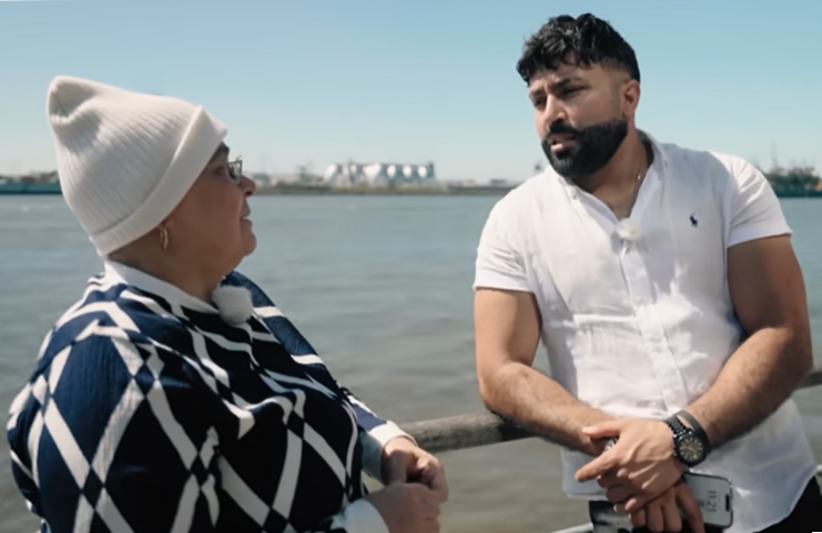 Sulaiman Tadmory im Gespräch mit seiner Mutter in ihrer neuen Heimatstadt Hamburg, © Sulaiman Tadmory Sulaiman Tadmory im Gespräch mit seiner Mutter in ihrer neuen Heimatstadt Hamburg, © Sulaiman Tadmory