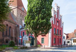 Das Rathaus liegt direkt neben der Kirche. // &copy; Frank Burger