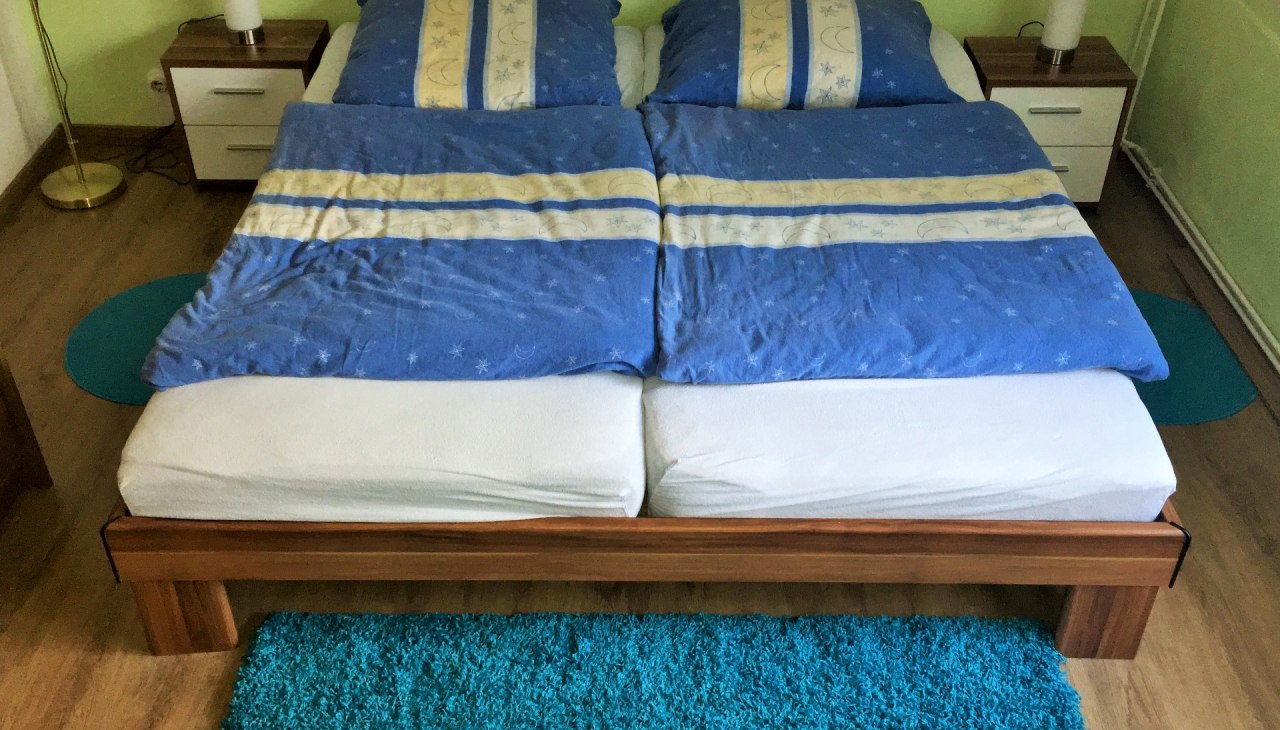 Im Schlafzimmer steht ein Doppelbett, © Anja Kehrberg Im Schlafzimmer steht ein Doppelbett, © Anja Kehrberg