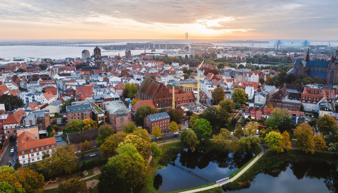 Das Katharinenkloster liegt im Herzen der UNESCO-gesch&uuml;tzten Altsadt der Hansestadt Stralsund