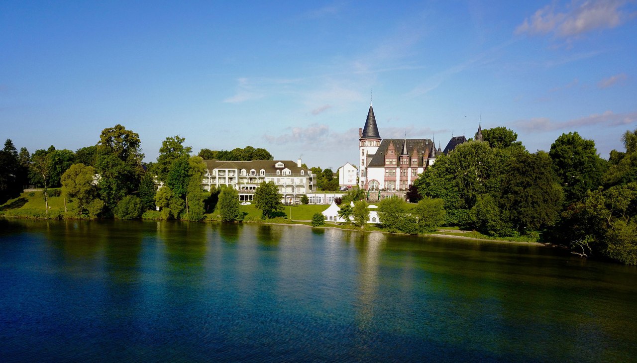 Das Seehotel Schloss Klink liegt direkt an der M&uuml;ritz, &copy; Seehotel Schloss Klink