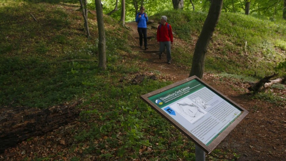 Schautafeln informieren am Wegesrand &uuml;ber Sehenswertes., &copy; TMV/outdoor-visions.com