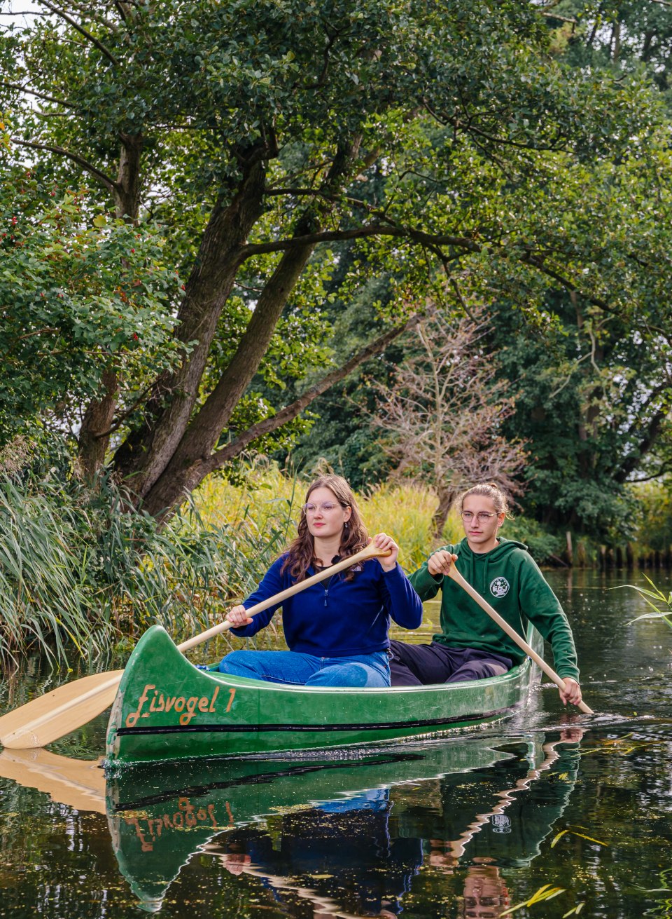 Der Fluss Randow bei Eggesin bietet viel Natur - die beiden FÖjler paddeln den Fluss auf einem Kanu entlang.