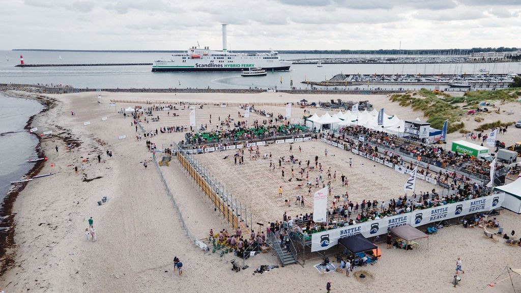 Die Strand Arena Warnem&uuml;nde beim Battle The Beach aus der Luft. Die Wettkampfarena beim Functional Fitness Event. // &copy; Sebastian Hugo Scholz-Witzel