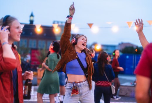 Summervibes pur: Dank ihrer N&auml;he zur Ostsee weht in der Universit&auml;tsstadt Rostock auch im Sommer eine angenehme Brise. Der perfekte Sommertag mit reichlich Hafenflair.