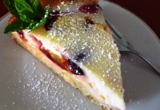 Im idyllischen Garten bieten wir Ihnen täglich hausgebackenen Kuchen sowie Torten, Kaffee und Kräutertee // © Blumencafé Rügen Im idyllischen Garten bieten wir Ihnen täglich hausgebackenen Kuchen sowie Torten, Kaffee und Kräutertee // © Blumencafé Rügen