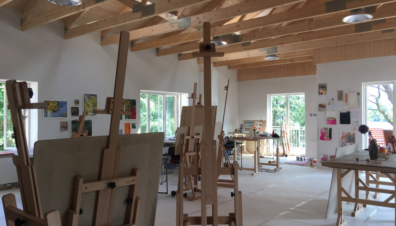 Das goße Atelier mit großer Terasse direkt am See, © Gutshaus Woserin / Sabine Puschmann Das goße Atelier mit großer Terasse direkt am See, © Gutshaus Woserin / Sabine Puschmann